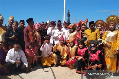 Peserta Hut Kemerdekaan Di Bali Kenakan Pakaian Adat Nusantara Antara News