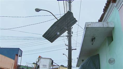 Vídeo Chuva Forte Derruba árvores E Causa Destelhamentos Em São Carlos