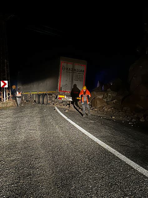 Artvin de heyelan Kaya parçaları TIRa çarptı