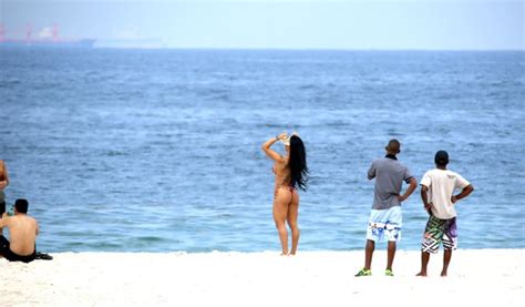 Ego Sue Lasmar Musa Fitness Atrai Olhares Em Dia De Praia No Rio