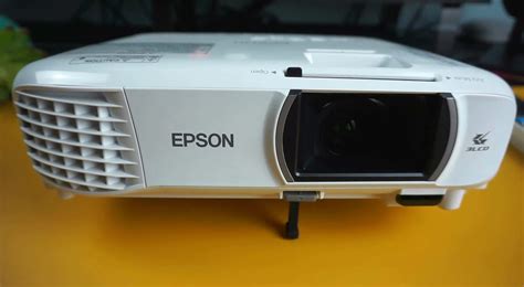 How to connect Epson projector to laptop? 3 steps