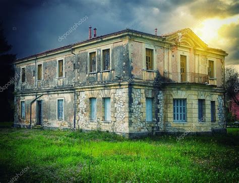 Abandoned haunted house — Stock Photo © netfalls #43508427