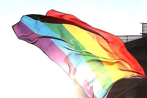 Un colegio católico pudo despedir a un profesor de teatro gay por casarse gracias al fallo de