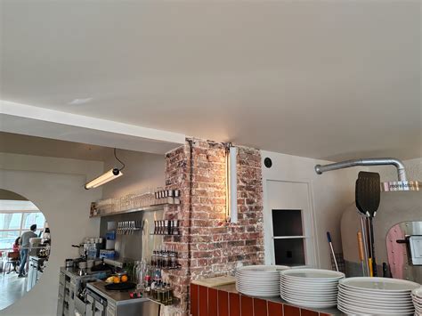 Le restaurant Ave Pizza Bar mêle pizzas fines et cocktails on tap, à Paris