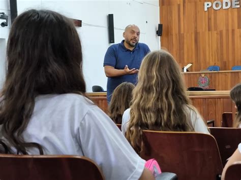 Alunos do Sesi visitam a Câmara Municipal de Leme e conhecem a rotina