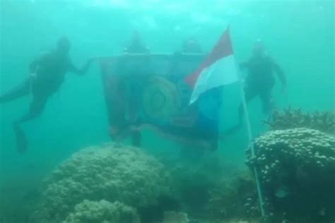 Pasukan Damkar Kibarkan Bendera Merah Putih Di Dasar Laut Pulau Tidung