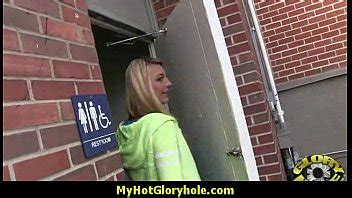 Je faufile Black BJ pendant que je baise le mari à travers le gloryhole XVIDEOS