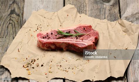 Potongan Daging Sapi Mentah Segar Steak Striploin Di Latar Belakang