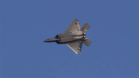 F 22 Raptor Demo Team Showing Fifth Generation Maneuverability Youtube