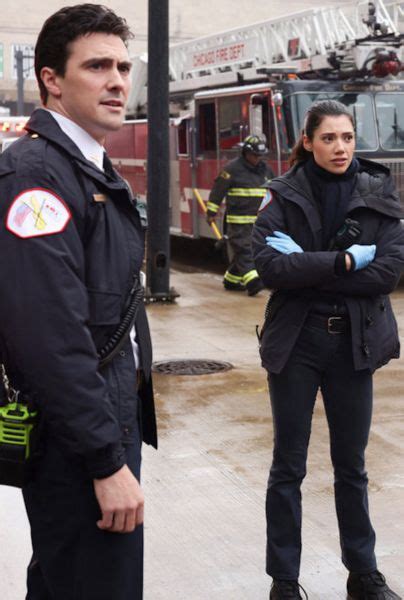 Chicago Fire Video De La Temporada 11 Muestra Escena Romántica De Violet Y Hawkins Vader