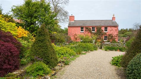 Gravel driveway ideas: 10 practical and stylish looks | Gardeningetc