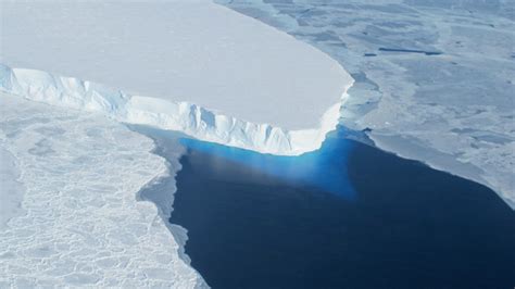 Why the ice on Michigan's Great Lakes turned blue | Mashable