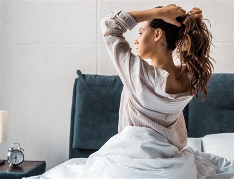 Así debes peinarte antes de ir a dormir para despertar con el pelo