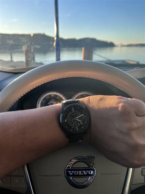 My Volvo watch arrived the same day I bought my new Volvo XC70. : r/Volvo