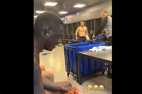 Mario Balotelli odpalił petardę w szatni Dosłownie WIDEO Transfery