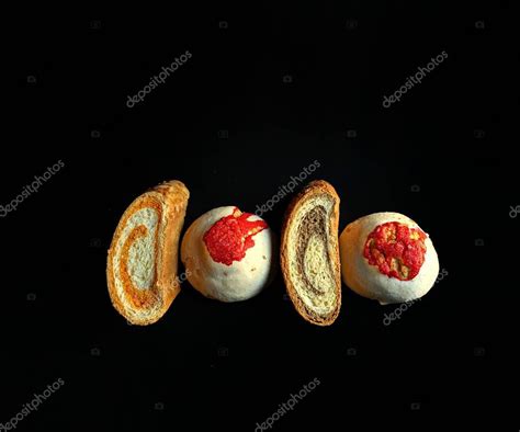 Pan Dulce De Volcán Y Rollos De Canela Sobre Fondo Negro Concepto De