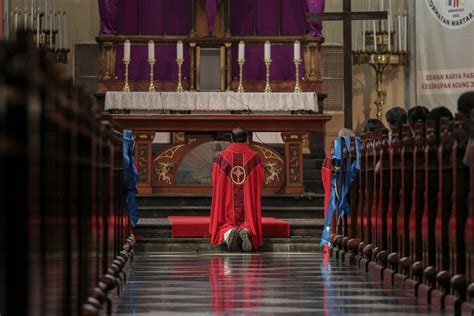 Foto Khidmat Jumat Agung Di Gereja Katedral Foto Katadata Co Id