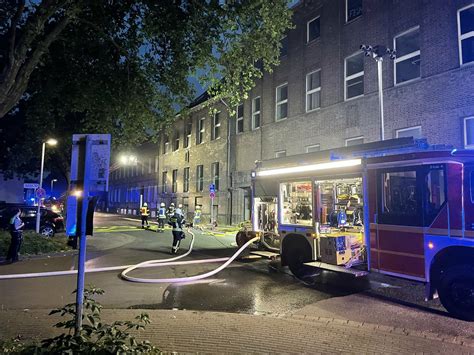 Dinslaken Feuerwehr löscht Zimmerbrand in verlassenem Verwaltungsgebäude