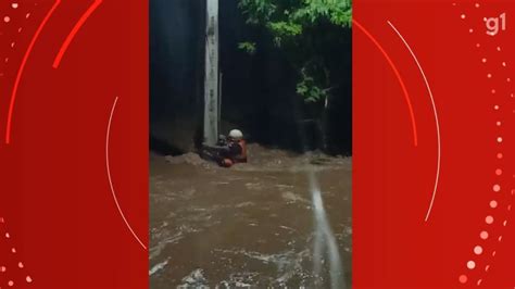 Vídeo VÍDEO equipe de resgate é levada pela correnteza e fica presa a