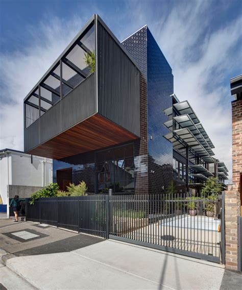 Carter Williamsons Black Townhouse In Australia Is Surprisingly Full