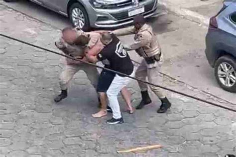 Surto Praça Augusto De Carvalho Homem Surta Confronta Policiais E é