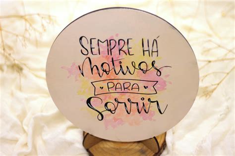 Placa Decorativa Redonda Sempre Há Motivos para Sorrir no Elo7