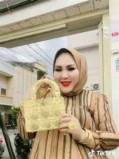 Profil Mira Hayati Sang Ratu Emas Makassar Biduan Yang Beralih Profesi