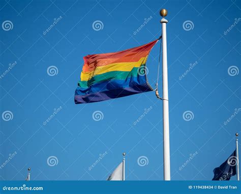 Bandera Del Orgullo Gay Que Agita En Aire Con Un Cielo Despejado Foto De Archivo Imagen De