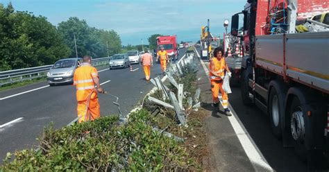 Pauroso Incidente In Autostrada Solo Feriti Lievi E Circolazione