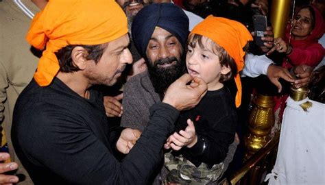 Shah Rukh Khan Abram Offer Prayers At Golden Temple Hindustan Times