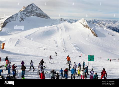 Skiurlaub Am Hintertuxer Gletscher Mit Gondeln Loipen Und Pisten In