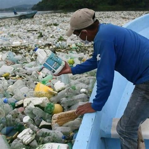 Increíble lago se convierte en océano de basura Videos Primera Hora