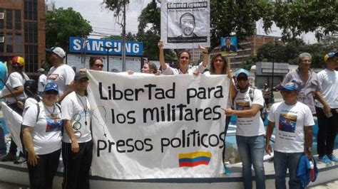 VENEZUELA Cónyuges de militares y presos políticos exigen su