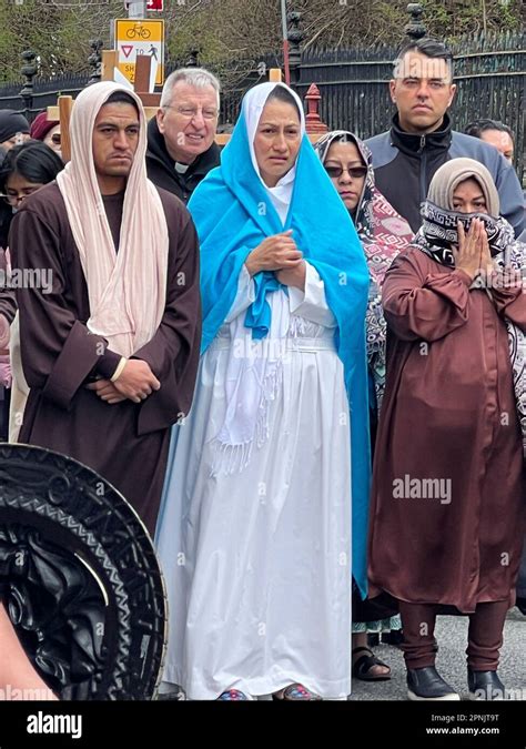 Les paroissiens de diverses églises marchent les gares de la Croix