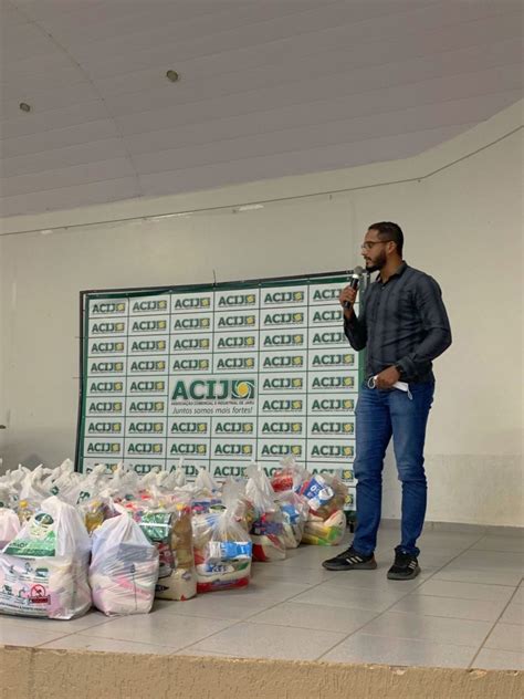 Jaru ACIJ CDL realiza entrega de cestas básicas da campanha Natal