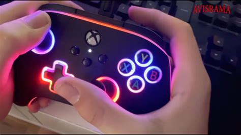 Manette de jeu vidéo lumineuse de gamer avec des lumières en couleur