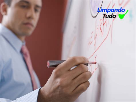 Aprenda como limpar quadro branco e deixá lo como novo