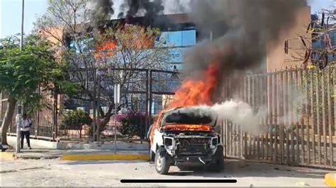 Normalistas de Ayotzinapa incendian vehículos y oficinas del Recinto