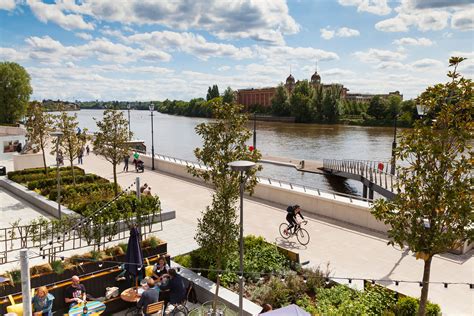 How to Reach Waitrose in Fulham via Public Transportation