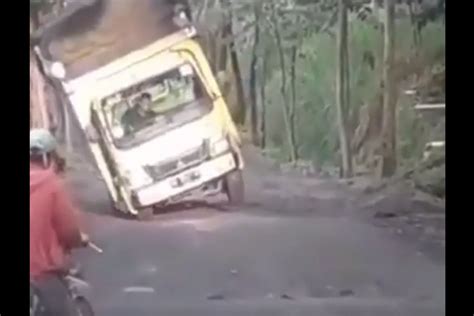 Viral Truk Oleng Parah Lintasi Jalan Rusak Sampai Bikin Pemotor Jatoh