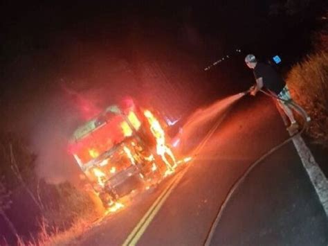 Carreta Carregada Gado Pega Fogo E Motorista Escapa Por Pouco Na BR