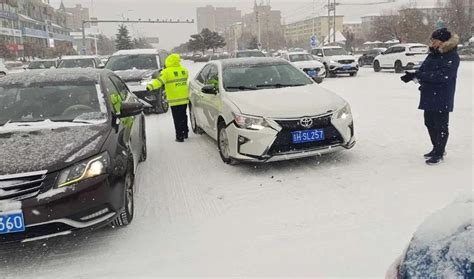 珲春公安交警雪中执勤保畅通 展现亮丽雪“警”线澎湃号·政务澎湃新闻 The Paper