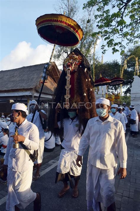 Ritual Jelang Hari Raya Kuningan Antara Foto