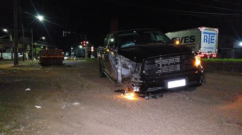 Dodge Ram Fica Destru Da Ao Atingir M Quina De Rolo Compactador Na