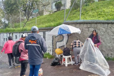 Agentes De La AMC Se Enfrentan A Comerciantes Informales En Quito El