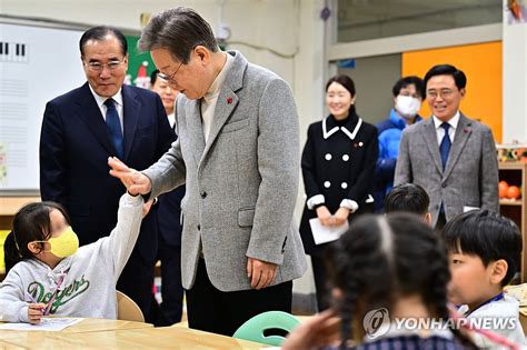 초등학교 돌봄교실 둘러보는 이재명 대표 연합뉴스