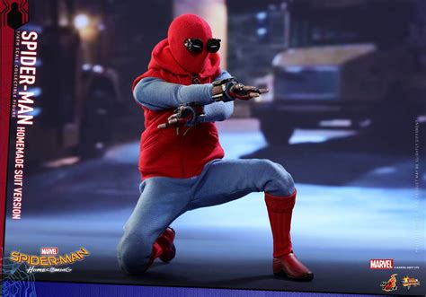 Spider Man Homecoming Hot Toys Mostra L Action Figure Di Peter Parker Con La Homemade Suit