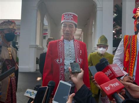 Inspektur Upacara Hut Ke Ri Jokowi Pakai Baju Adat Buton Dolomani