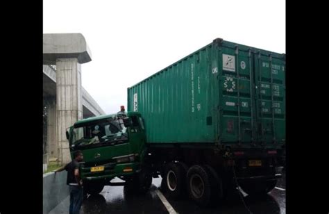 Kecelakaan Truk Kontainer Melintang Di Tol Jakarta Cikampek Okezone