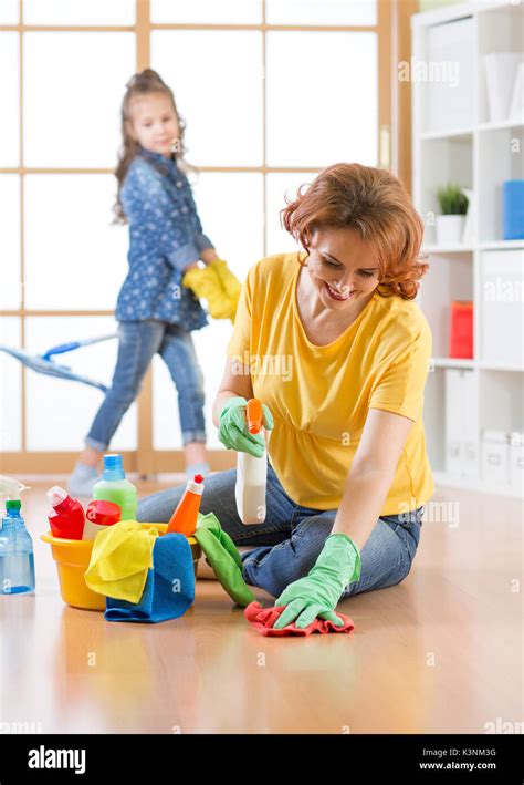 Famille heureuse nettoie la chambre Mère et sa fille faire le